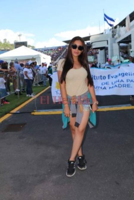 FOTO: Mujeres bellas invadieron el Estadio Nacional en las fiestas patrias 2017