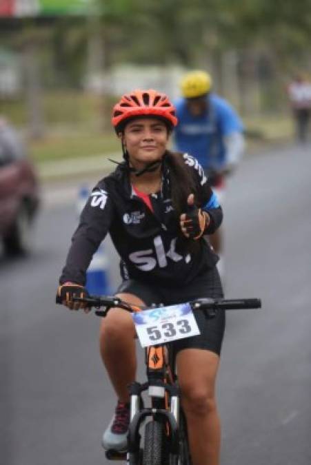 Las mujeres que encabezan la carrera de la Séptima Vuelta Ciclística