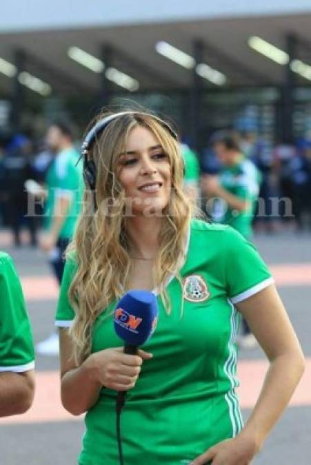 Pasarela de bellezas en el estadio Azteca para presenciar México vs. Honduras