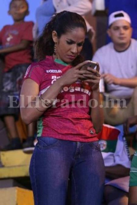 Pasarela de hermosas hondureñas en los partidos de repechaje de la Liguilla