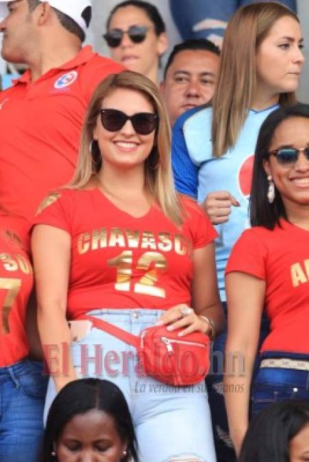 FOTOS: Así alentaron madres, hermanas y esposas de jugadores olimpistas en el Nacional