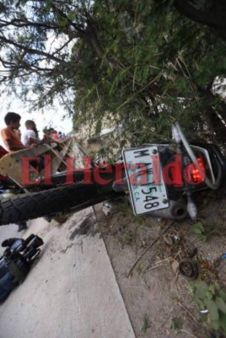 Dolorosas imágenes del fatal accidente de motocicleta de madre e hijo en el anillo periférico