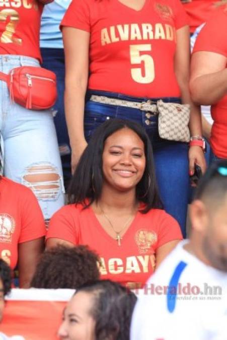 FOTOS: Así alentaron madres, hermanas y esposas de jugadores olimpistas en el Nacional