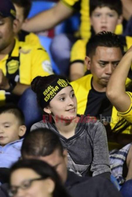 FOTOS: Sonrientes y bellas, las mujeres que acudieron al estadio Morazán