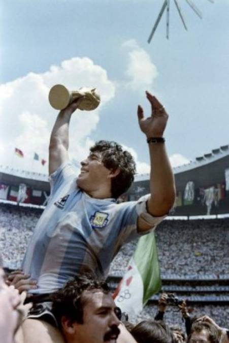 Imágenes que marcaron los momentos de gloria y derrota de Maradona  