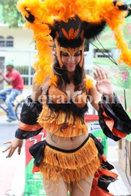 Derroche de belleza catracha en el Estadio Morazán