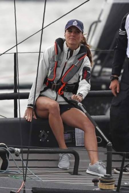 FOTOS: Kate Middleton presume sus tonificadas piernas y causa impacto