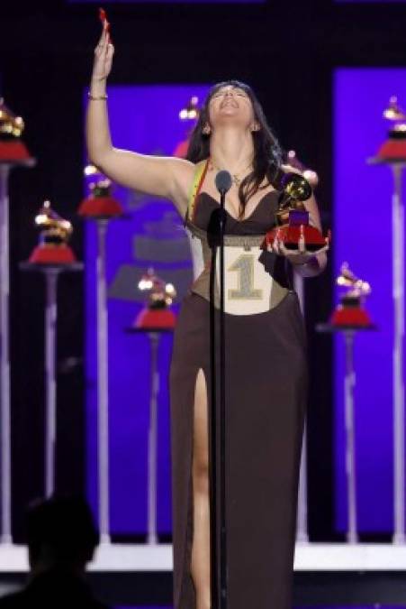 Embarazos al aire y ropa holgada: los looks más extravagantes de los Latin Grammy 2021