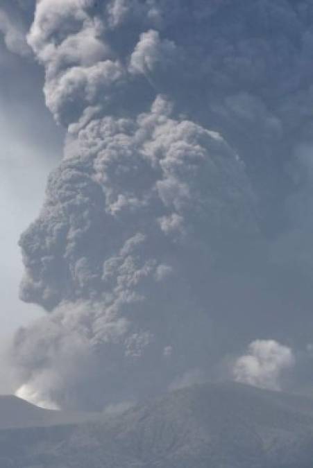 La imponente y terrorífica columna de cenizas del volcán en Filipinas