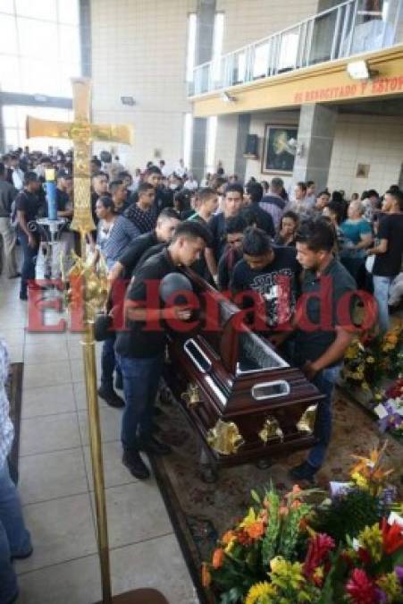 FOTOS: Triste adiós a maestro asesinado en el Instituto Técnico Honduras