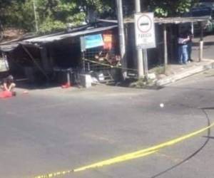 El hombre quedó tendido en el suelo al intentar huir de las balas. Foto: La Página de El Salvador.