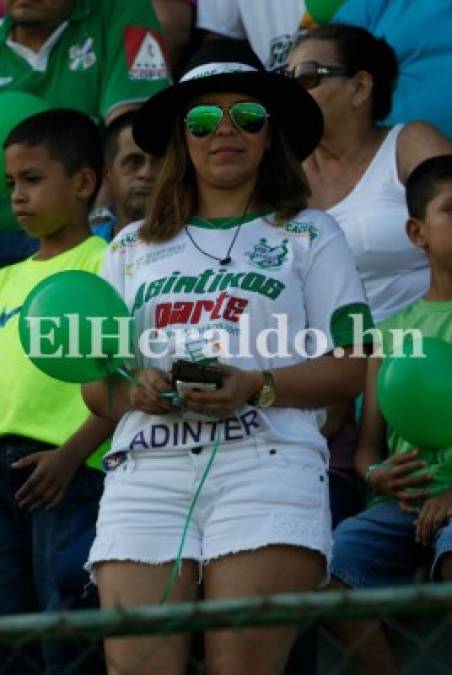 Belleza femenina adornó encuentro Real España vs Platense en Puerto Cortés