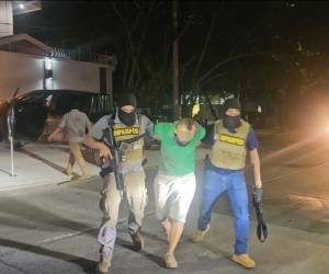 Un grupo de criminales que pretendían cometer una masacre en Cortés fueron aprehendidos por autoridades policiales en posesión de armas de grueso calibre. Entre los detenidos hay dos guatemaltecos. A continuación los detalles.