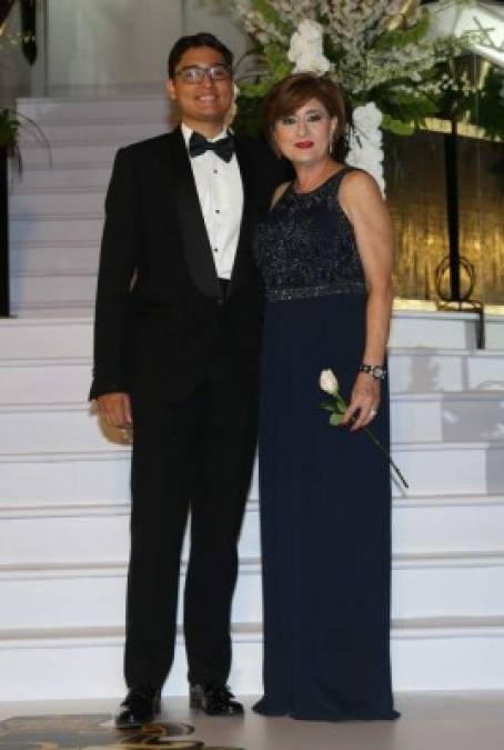 DelCampo School: Guapos Seniors desfilaron junto a madres en inolvidable noche de la Prom 2017