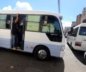 Al momento de exigir el pago los delincuentes llegan hasta las terminales de buses, o los puntos de taxis, y mediante amenazas obligan a los conductores a pagar la cifra económica que han solicitado de manera anticipada.