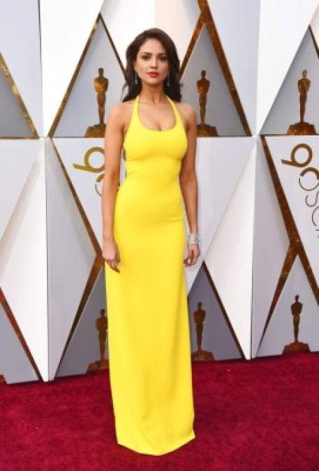 Eiza González usó un elegante y entallado vestido amarillo en la alfombra roja de Premios Oscar 2018