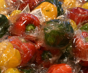 Los envases de plástico para alimentos son omnipresentes, empujando a gobiernos a tomar medidas.
