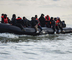 El bote de un contrabandista zarpó de Francia llevando inmigrantes por el Canal de la Mancha a Gran Bretaña.