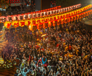Decenas de miles de personas asisten a un evento al finalizar la peregrinación anual Dajia, en Taiwán.