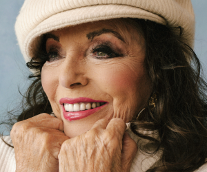 “Sigo trabajando porque me encanta estar ocupada”, dijo Joan Collins, de 90 años, que estelariza un show en solitario.