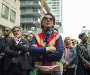 Una dama vestida como la Mujer Maravilla asiste a Share Her Journey, una manifestación para mujeres en el cine, en el Festival Internacional de Toronto.