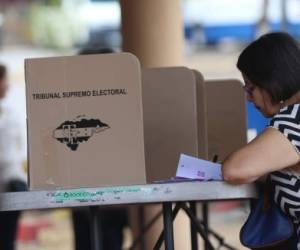 Al momento de votar, el ciudadano comenzará la raya desde el extremo izquierdo hasta concluir al lado derecho.