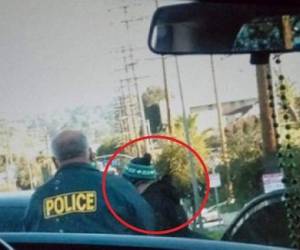 El video muestra cómo Avelica es esposado e introducido en un vehículo por dos agentes federales (Foto: Diario Correo/ El Heraldo Honduras/ Noticias de Honduras)