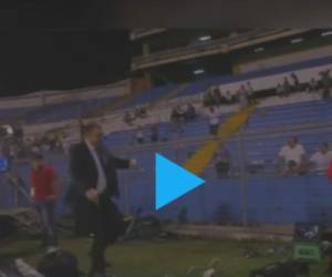 El comentarista deportivo se enfrentó a la afición catracha anoche en el estadio Olímpico de San Pedro Sula.