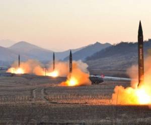 Corea del Norte es objeto de sanciones internacionales por sus programas nuclear y balístico, y el gobierno estadounidense no excluye la posibilidad de una acción militar contra Pyongyang si el régimen sigue avanzando en su programa de misiles nucleares.