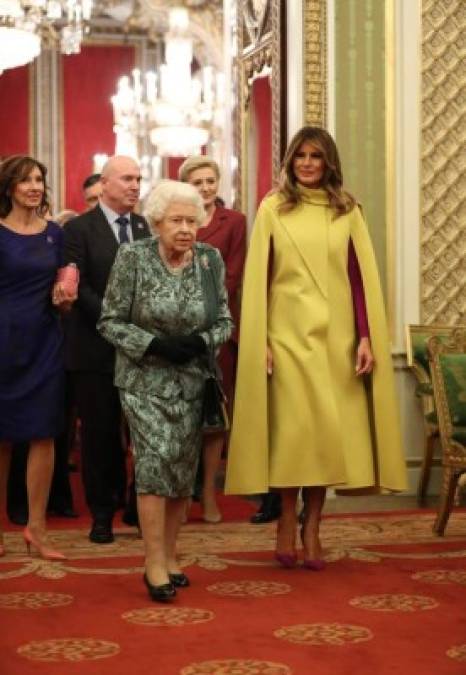 El criticado atuendo de Melania Trump durante su visita a la Familia Real