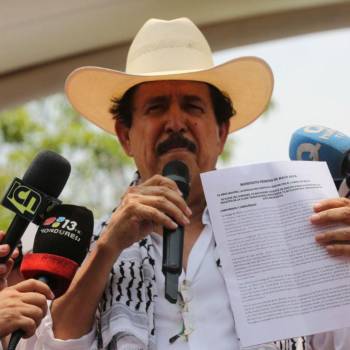 El expresidente Zelaya pronunció su discurso después de recibir de manos de representantes de la clase obrera un manifiesto con sus exigencias