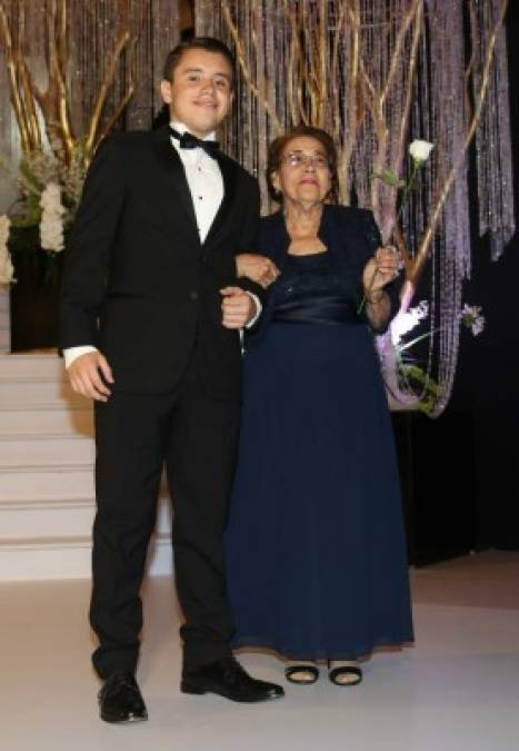 DelCampo School: Guapos Seniors desfilaron junto a madres en inolvidable noche de la Prom 2017