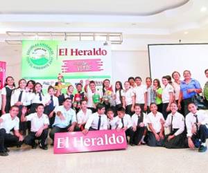 Miembros de los clubes ecológicos, directores y maestros guías de los CEB participantes posaron para el lente de EL HERALDO.