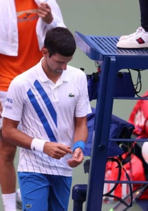 El momento en que Djokovic fue descalificado tras pelotazo contra jueza (FOTOS)