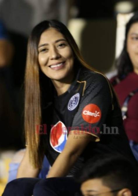 Las bellezas que adornan la final de Motagua ante Saprissa en el Nacional