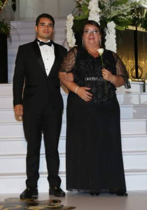 DelCampo School: Guapos Seniors desfilaron junto a madres en inolvidable noche de la Prom 2017