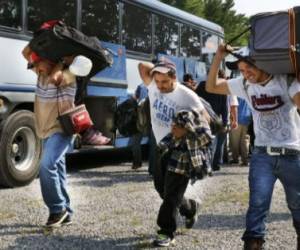 Los migrantes que regresan en vehículos a México con frecuencia lo hacen cargados con regalos para sus familias, lo que los convierte en posibles víctimas de extorsiones o robos.