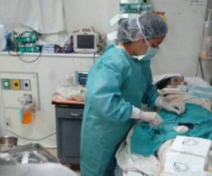 El paciente que presenta los síntomas de la enfermedad tiene 62 años, es originario de Tegucigalpa y la padece desde hace cuatro meses.