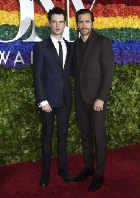 Famosos desfilan por la alfombra roja de los premios Tony