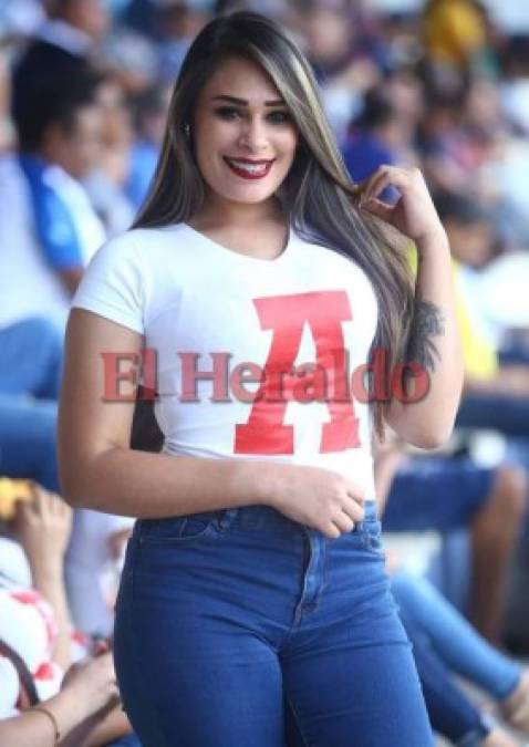 Las bellezas hondureñas que presencian el partido Motagua vs Real España