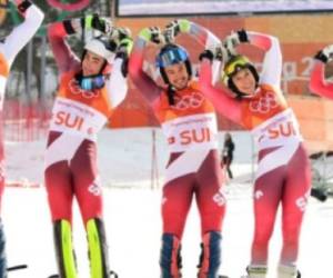 El equipo de Suiza celebra su oro en el podio de la prueba de eslalon paralelo por equipos de los Juegos Olímpicos de Invierno 2018, este sábado 24 de febrero en Pyeongchang (Corea del Sur) AFP / Por Pablo SAN ROMAN |