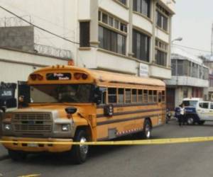 Dentro de este bus que cubre La Peña-Mercado quedaron los cuerpos de los jóvenes asesinados en el barrio La Bolsa de Comayagüela. Fotos: Osma Zepeda.