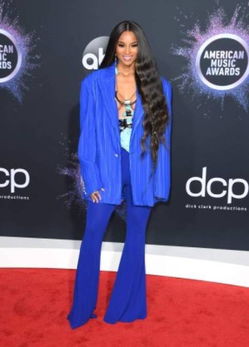 Famosos que deslumbraron con sus looks en los American Music Awards 2019