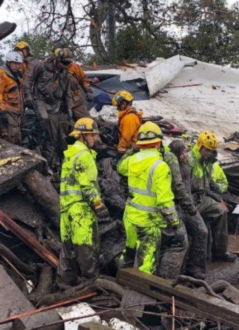 Escenas caóticas en California por inundaciones, deslaves y muerte