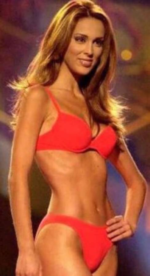 Así lucía Jacqueline en el certamen de Miss Universo 2001.