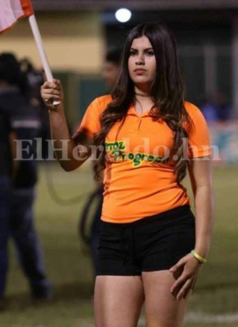 Pasarela de hermosas hondureñas en los partidos de repechaje de la Liguilla