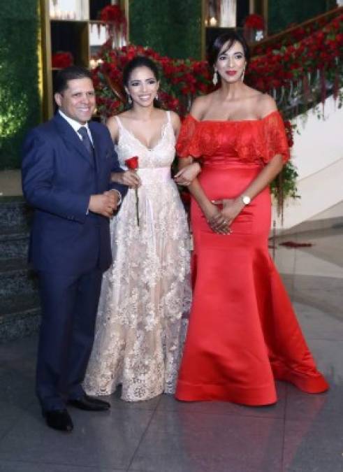 Desfile de padres e hijas en la Prom 2017 de la Macris School