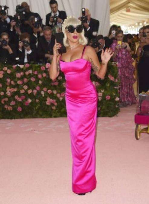 (FOTOS) Lady Gaga impacta en la MET Gala 2019: aparece en vestido y termina en lencería