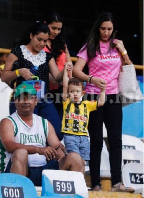 Las hermosas chicas que adornan el estadio Morazán en el partido entre Real España y Platense