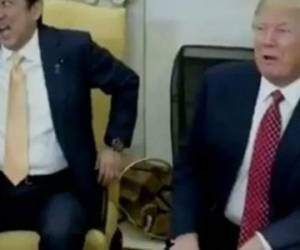 Trump agarró fuertemente la mano de Abe, la palmeó varias veces y la mantuvo apretada durante 19 segundos, según reportes.